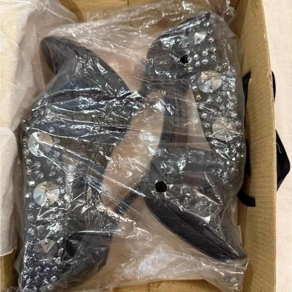 Elegant Black Stiletto Heels with Crystal Accents - Picture 8 of 9